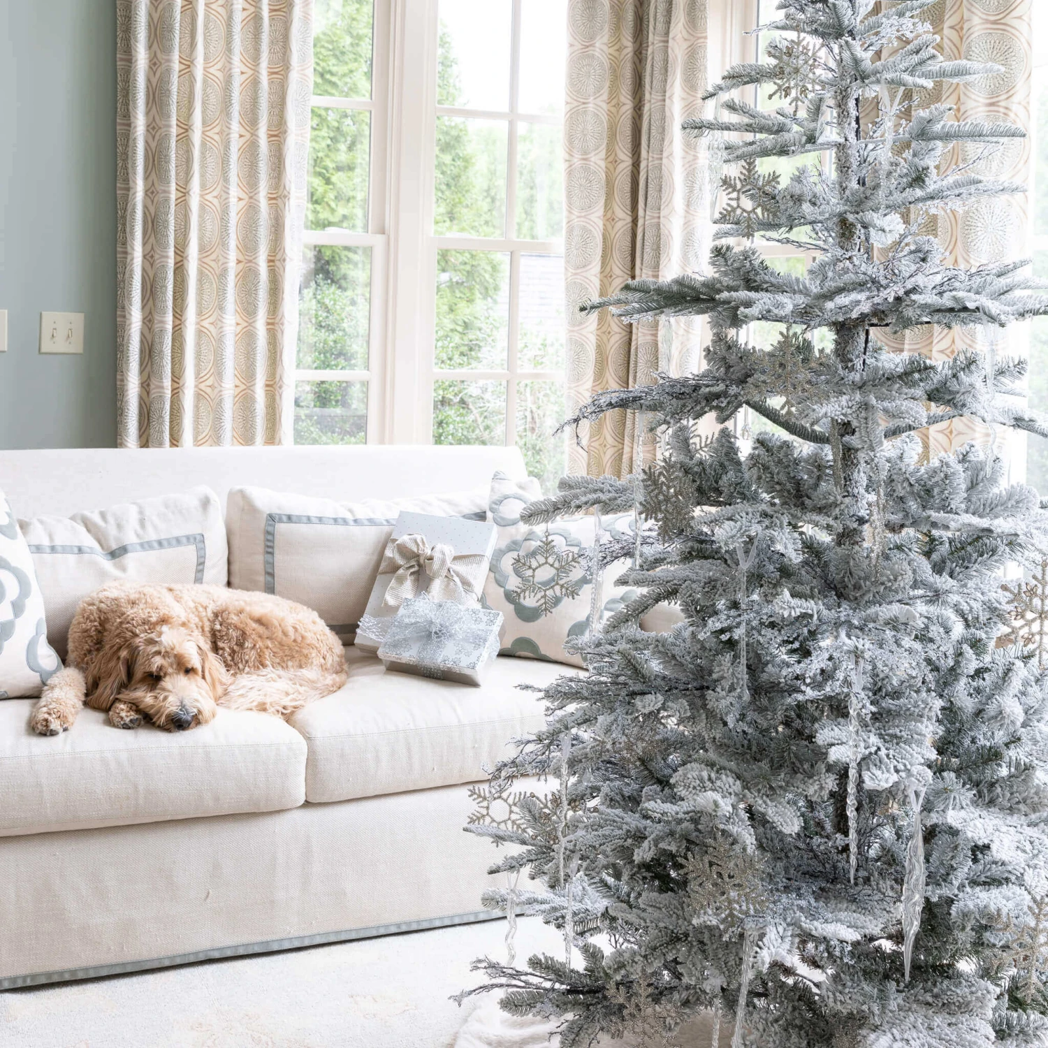 King Of Christmas Glass Icicle Ornaments (12 Pack) 4 King Of Christmas Glass Icicle Ornaments (12 Pack) - Image 4