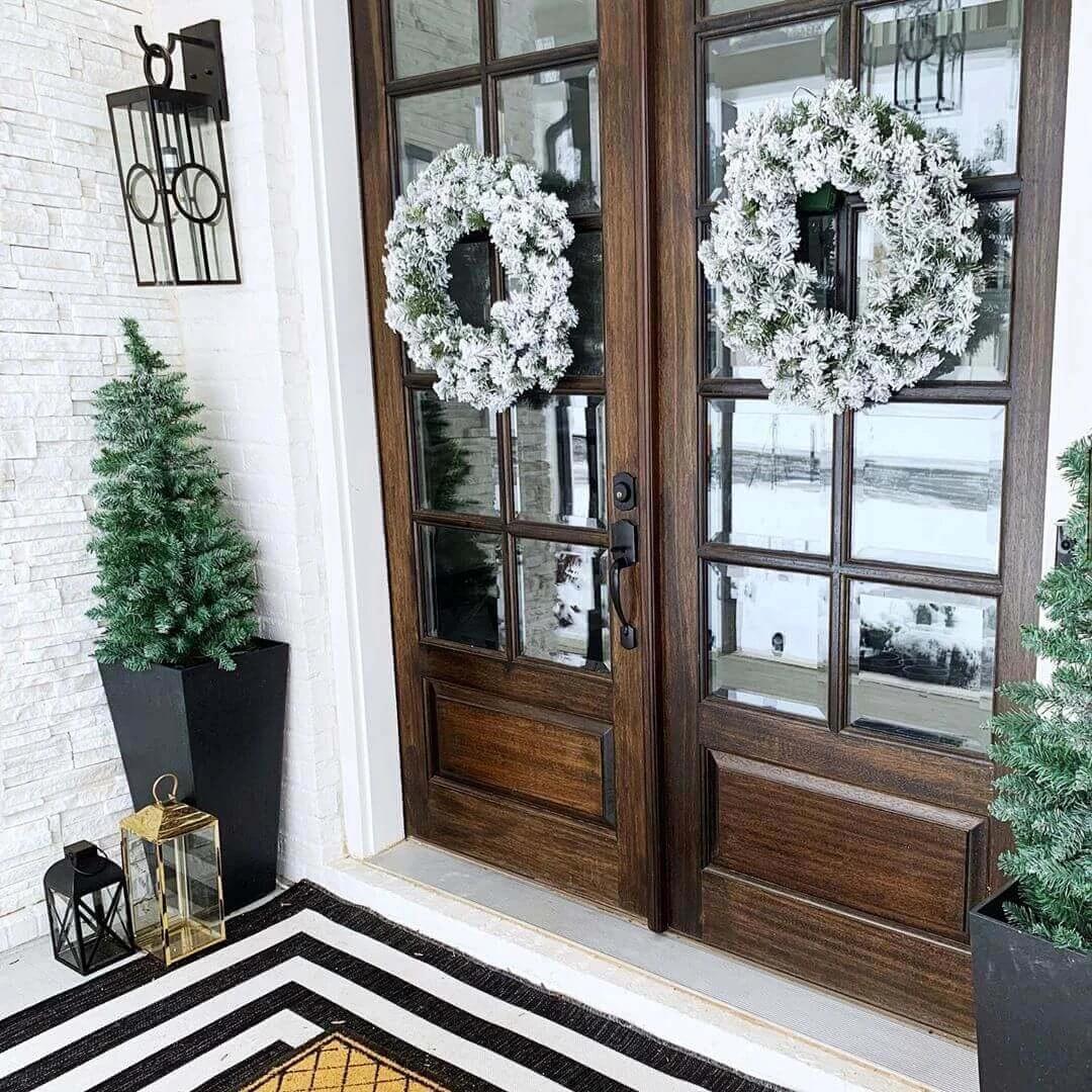 King Of Christmas 24" King Flock® Wreath With Warm White LED Lights (Battery Operated) 6 King Of Christmas 24" King Flock® Wreath With Warm White LED Lights (Battery Operated) - Image 6