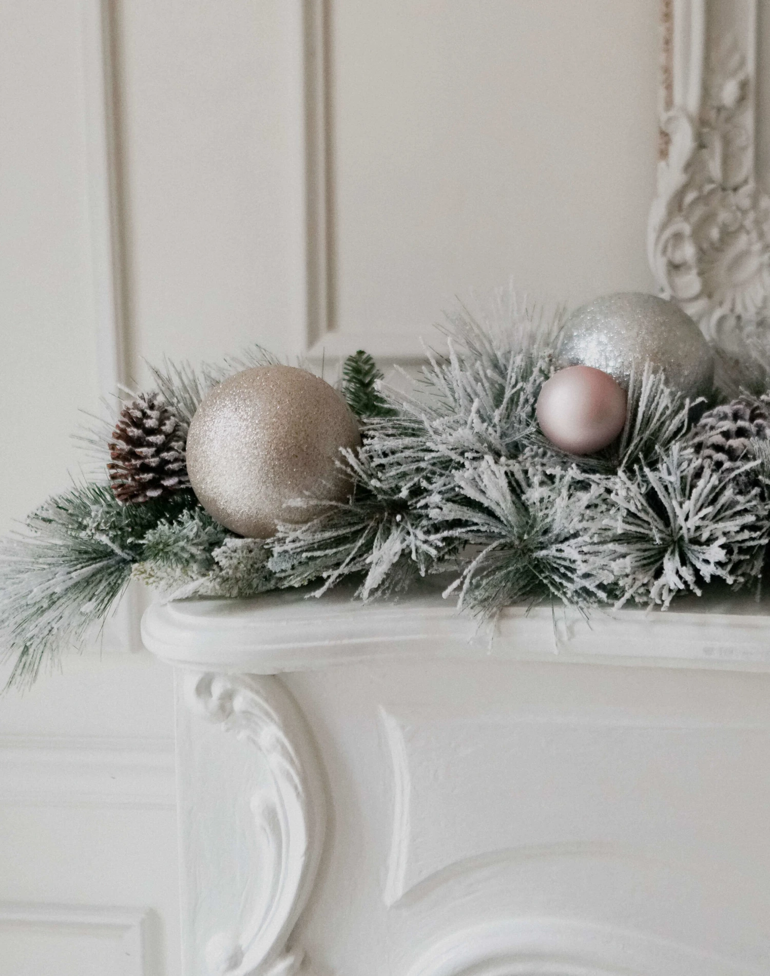 King Of Christmas 6' X 12" Marquis Flock Garland With 70 Warm White LED Lights (Battery Operated) 3 King Of Christmas 6' X 12" Marquis Flock Garland With 70 Warm White LED Lights (Battery Operated) - Image 3